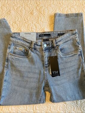 FDJ Christina Straight Crop Powder Wash
